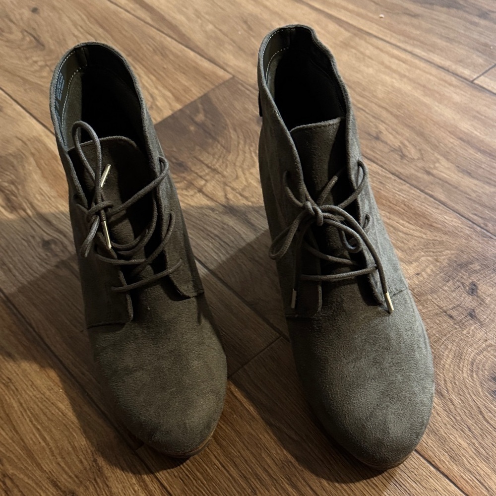 Dr. Scholl's Olive Lace-Up Suede Ankle Boots